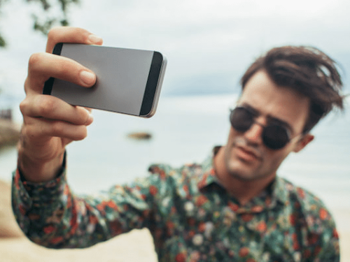 Uno studio scientifico dimostra che chi si fa i selfie ha disturbi mentali